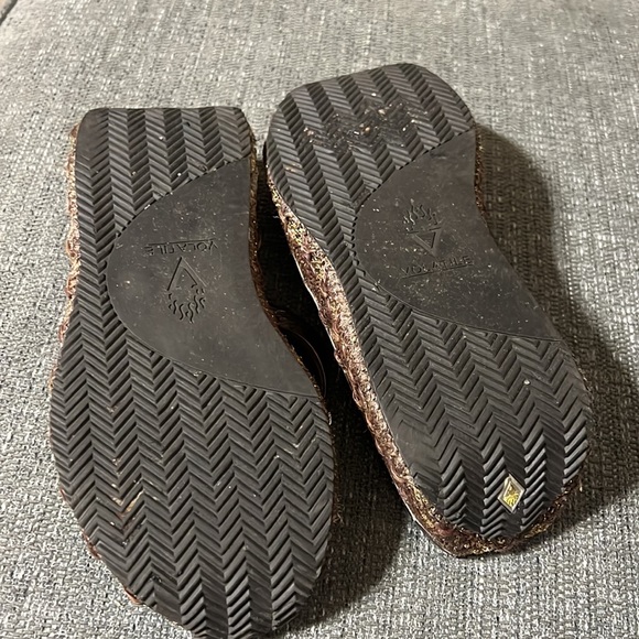 VOLATILE Women's Flip Flop Wedge Sandal. Size 8 - Picture 3 of 7